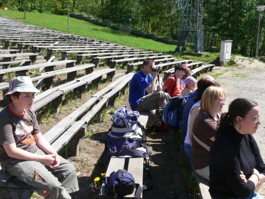 V ZOO, naše skupinka přihlíží výcviku dravců V ZOO, naše skupinka přihlíží výcviku dravců