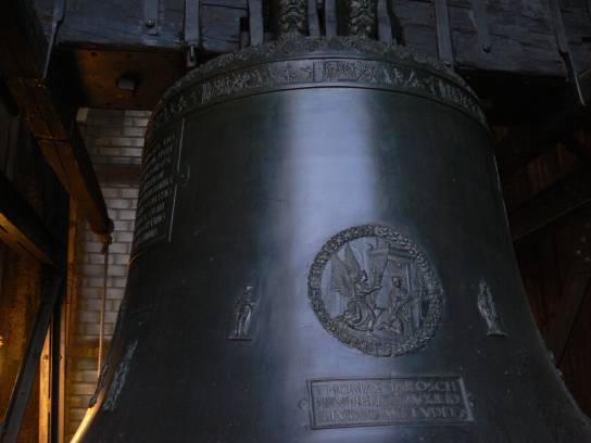 30. Horní část zvonu
