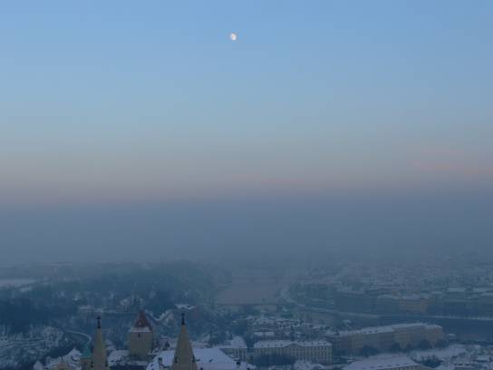 37. Měsíc nad Prahou

