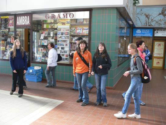 1. Sraz před knihkupectvím
