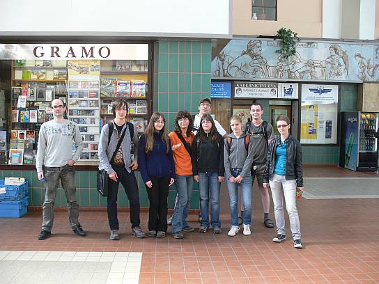 2. Skupinové foto před knihkupectvím
