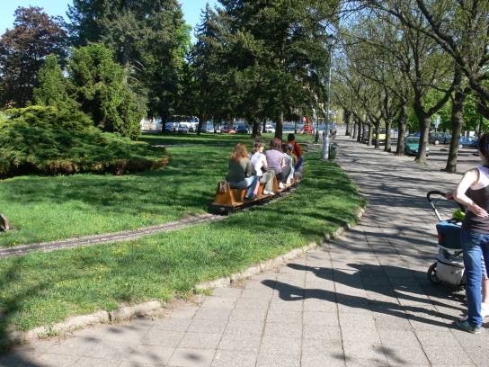 33. Vláček dětské železnice s koncovou odrazkou na konci
