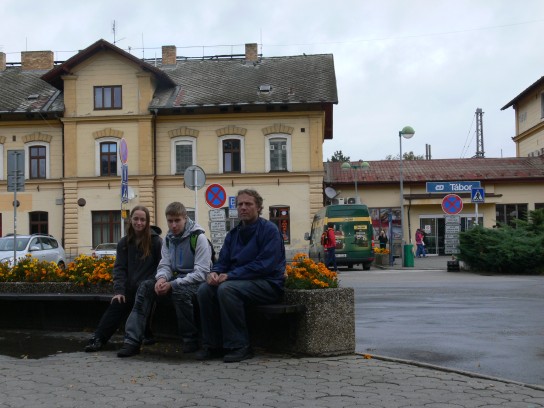 1. Sraz u nádraží
