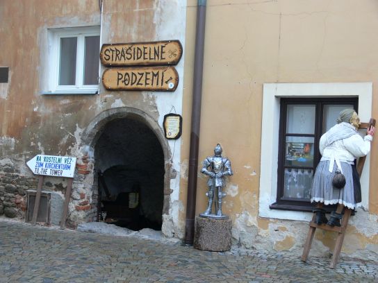 26. Vchod do strašidelného podzemí
