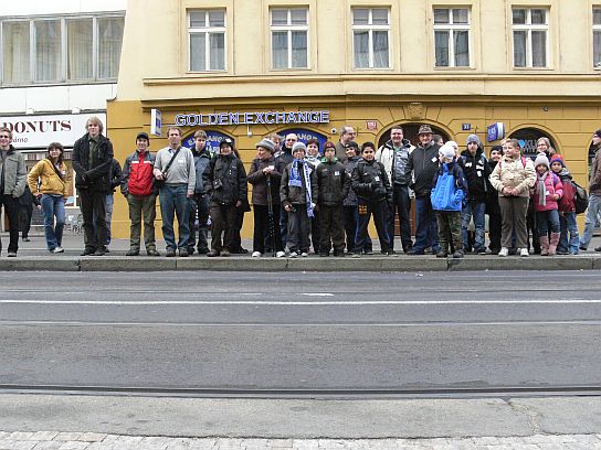 11. Skupinové foto na zastávce
