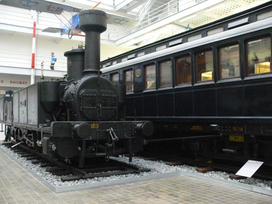 28. Salonnní vůz a parní lokommotiva
