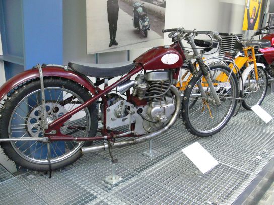 39. Motocykl s hřebíkama
