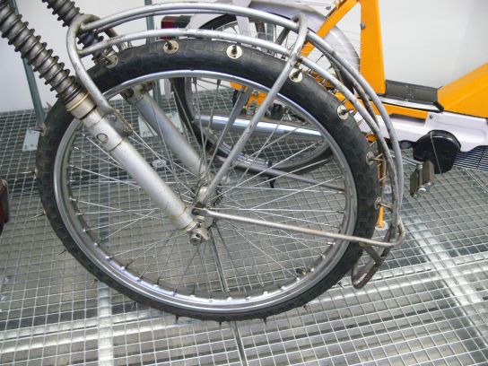 40. Přední kolo motocyklu s hřebíkama
