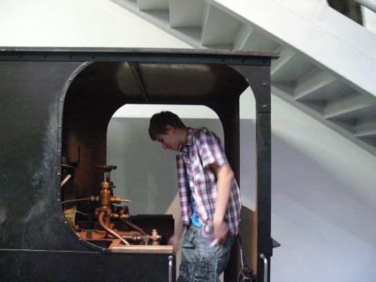 42. Účastník srazu na stanovišti lokomotivy
