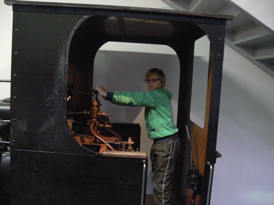 44. Účastník srazu na stanovišti lokomotivy
