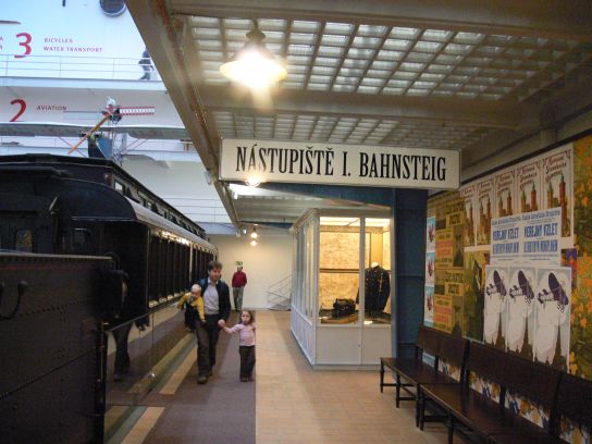 55. Nástupiště u salonního vozu
