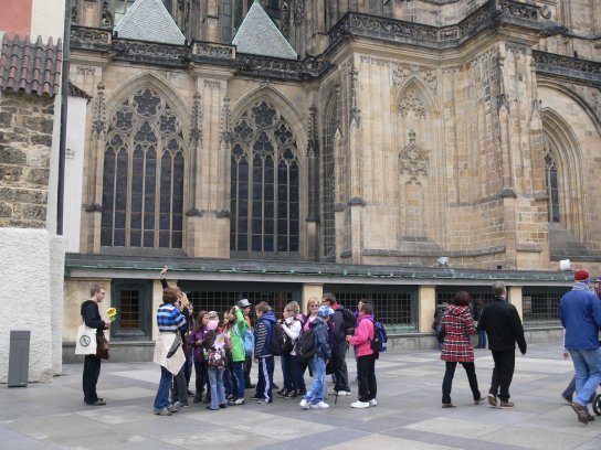 11. Na nádvoří u katedrály
