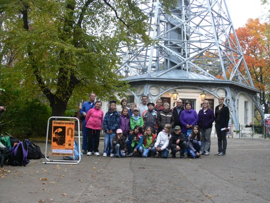 27. Skupinové foto před Petřínskou rozhlednou
