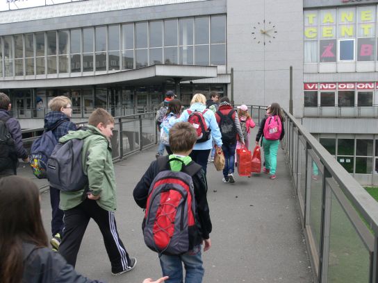 41. Příchod k nádraží
