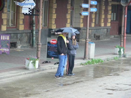 28. Místní účastníci zůstávají na nádraží.

