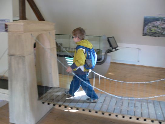 45. Procházka na mostě
