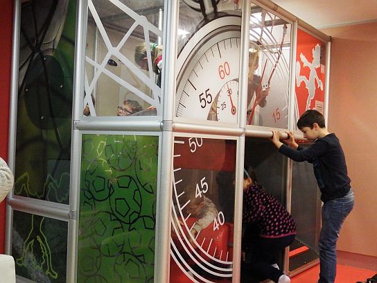 17. Dětský koutek při obědě
