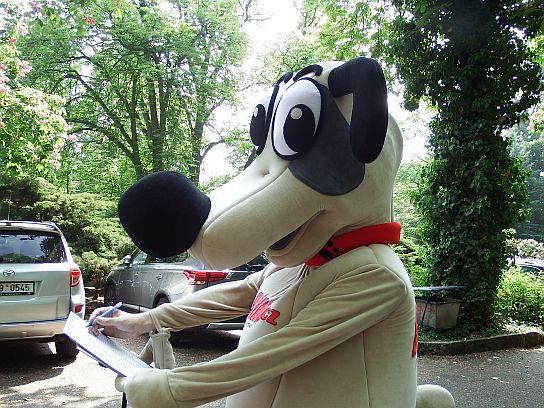 12. Alík podepisuje prezenčku
