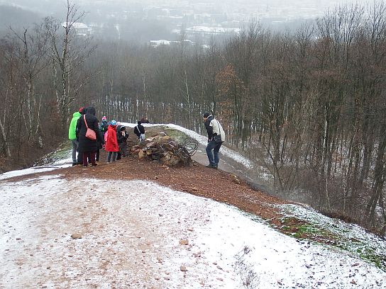 16. Výdech - jedno z míst, kde na povrch unikají plyny z hořícho nitra haldy. 
