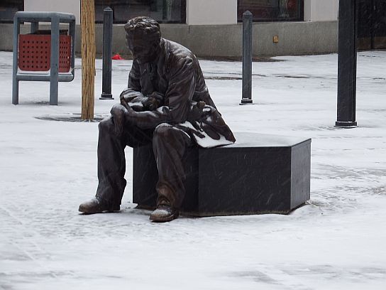 34. Kdo to tady sedí?
