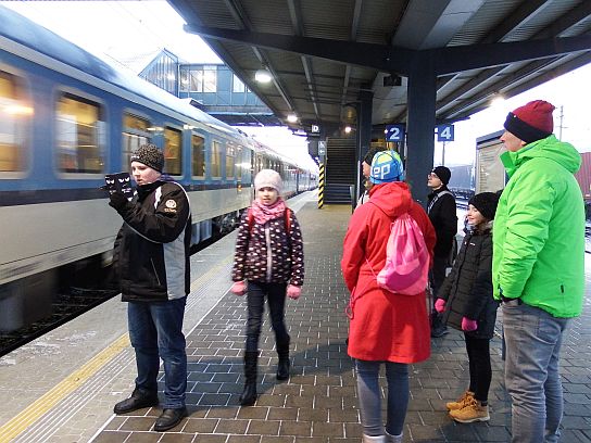 48. Vlak s částí účastníků odjíždí
