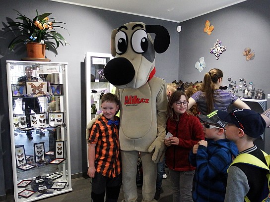 43. Fotka s Alíkem u pokladny Motýlího domu
