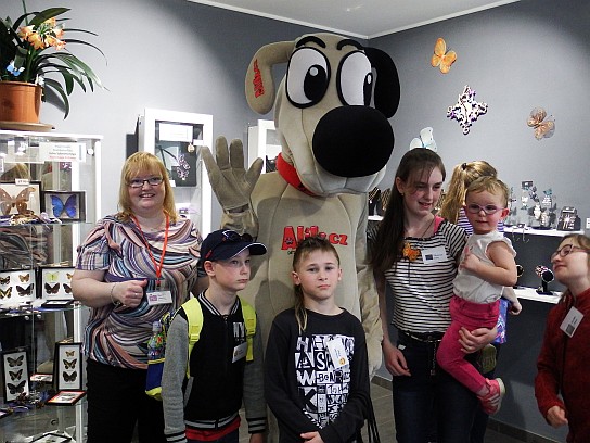 44. Fotka s Alíkem u pokladny Motýlího domu
