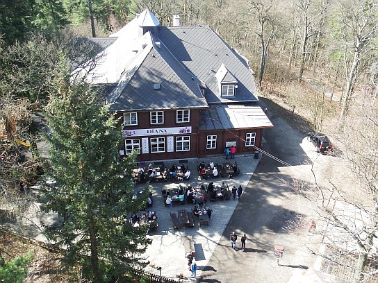 47. Pohled z rozhledny na restauraci
