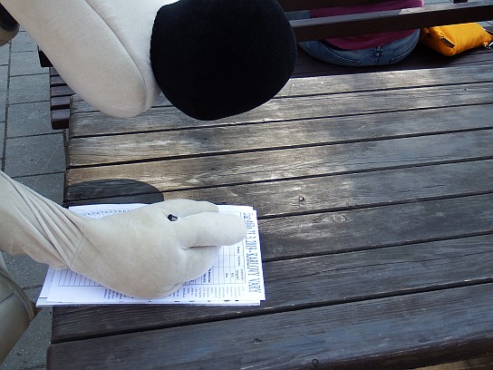 59. Alík podepisuje
