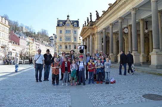 75. Fotka u kolonády
