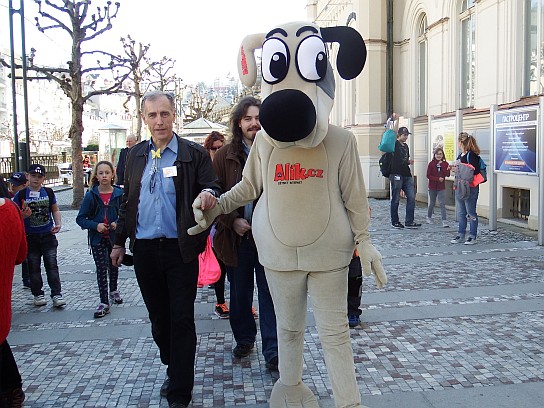 76. Alík na procházce
