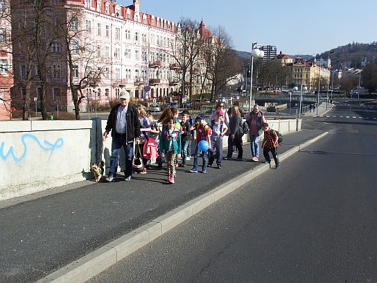 84. Cesta přes most
