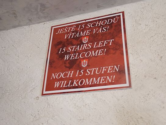 24. Uvítací cedule na věži
