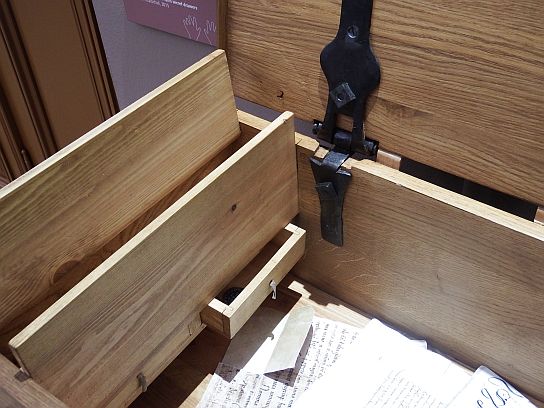 30. Truhlička s tajnou zásuvkou
