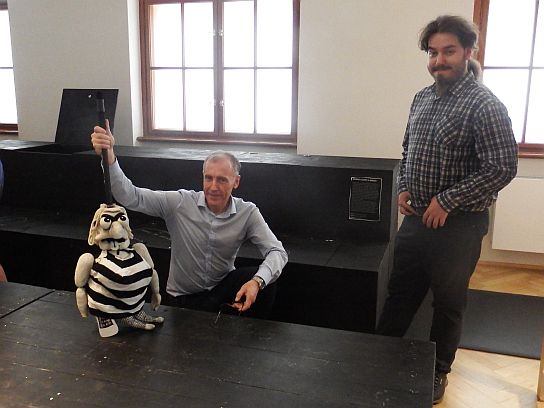 38. V muzeu, divadelní rekvizity
