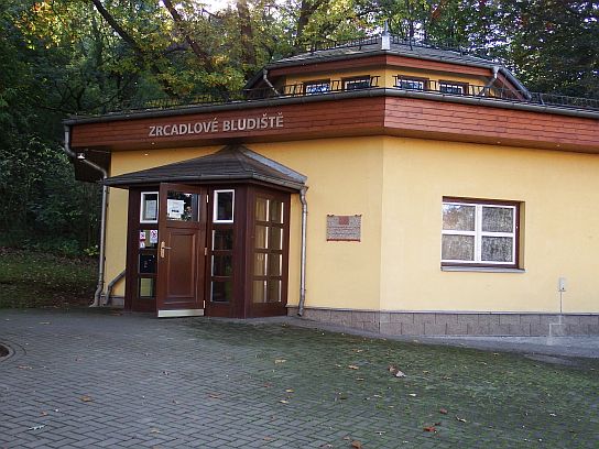 28. Zrcadlové bludiště na Větruši
