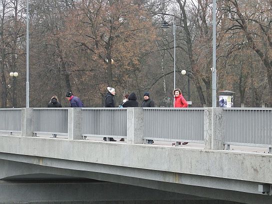 3. Procházka na mostě
