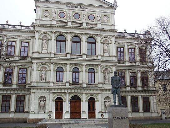 10. Justiční škola
