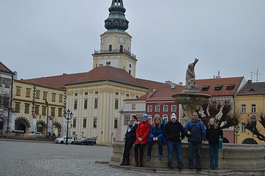28. Skupinové foto u kašny
