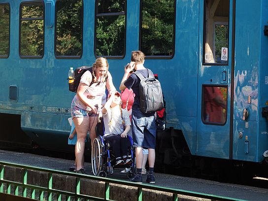 2. Část účastníků po vystoupení z vlaku
