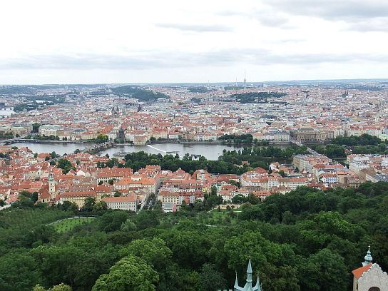 16. Výhled z Petřínské rozhledny na Prahu.
