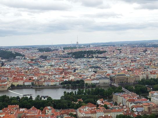 18. Výhled z Petřínské rozhledny na Prahu.
