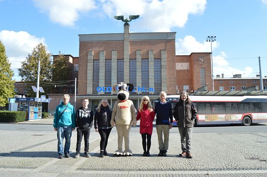 3. Skupinové foto před nádražím
