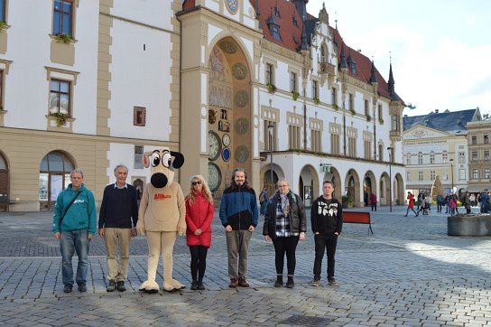 11. Skupinové foto opodál orloje
