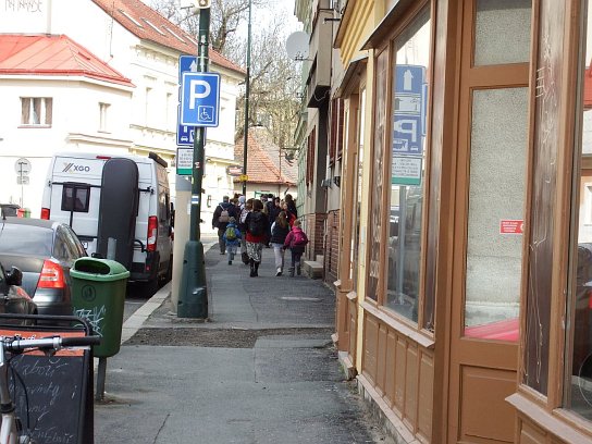 1. Přesun ke kavárně
