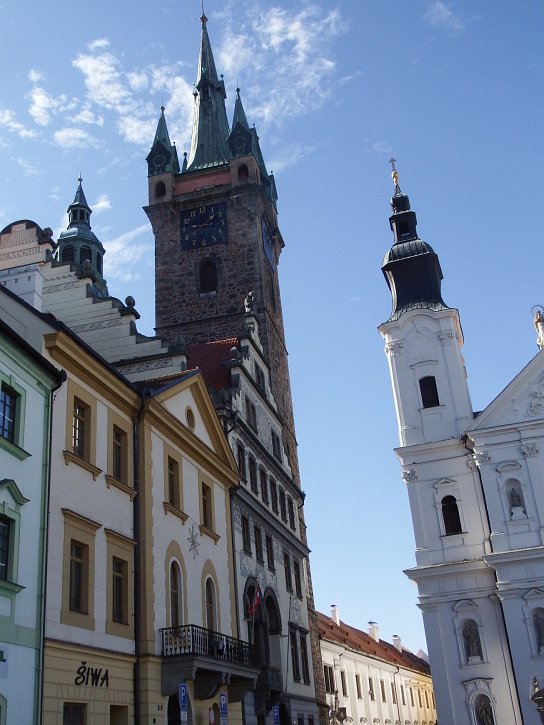 7. Levá část kostela a věž
