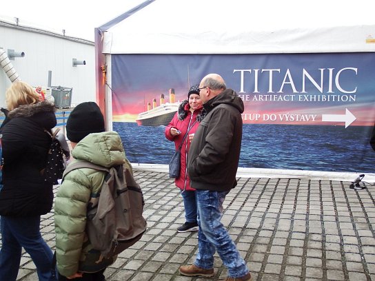 16. U vchodu na výstavu
