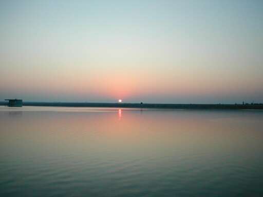 Východ Slunce nad přehradou Východ Slunce nad přehradou