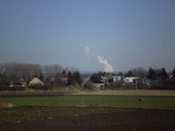 Elektrárna v pozadí