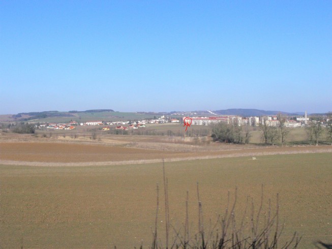 Bystřice z vlaku s vyznačeným domem Bystřice z vlaku s vyznačeným domem